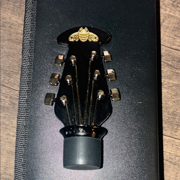 John Varvatos Limited Edition Bottle Stopper - Black and Gold - Picture 3 of 5